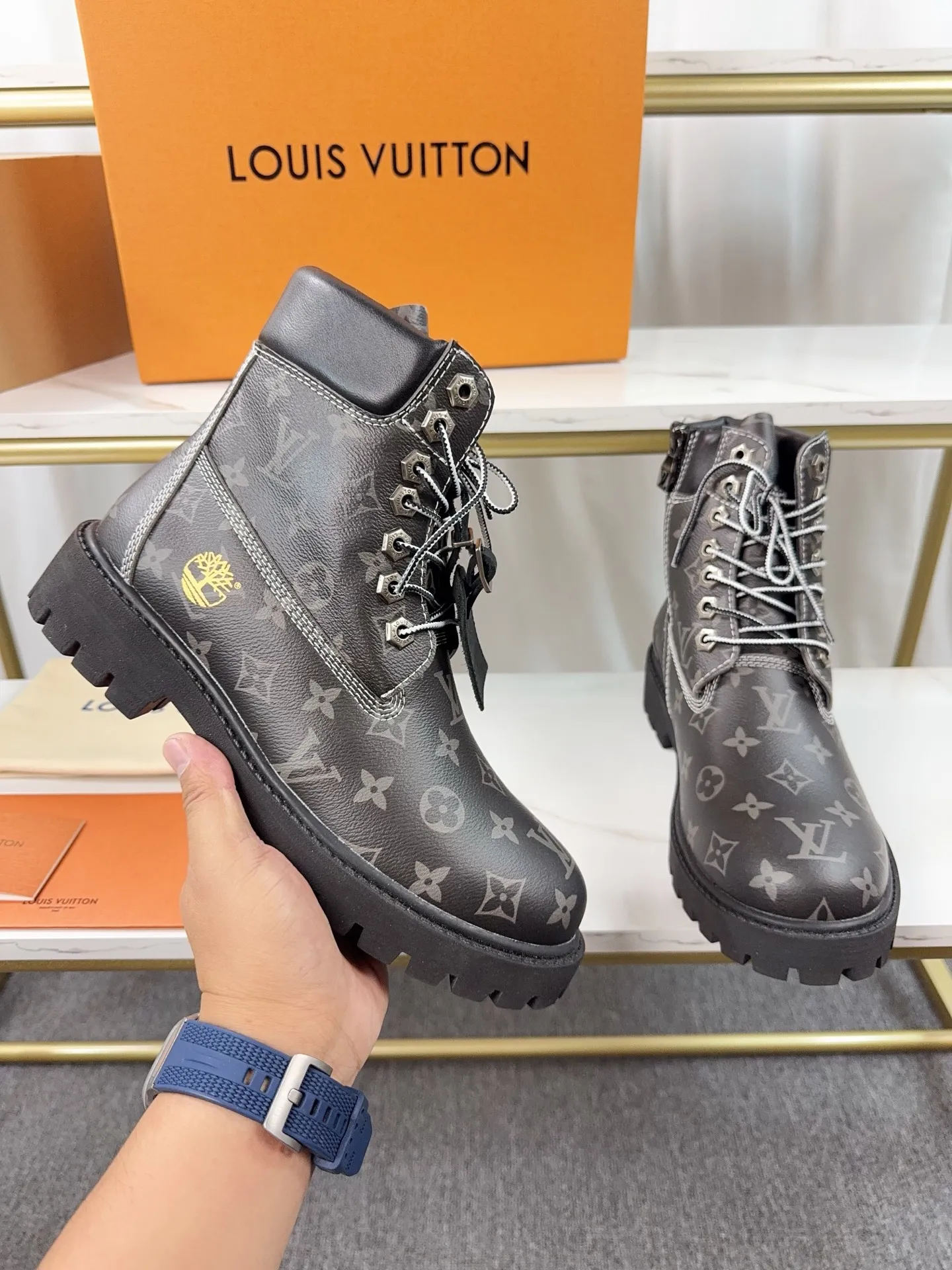 Couple model 💰700 ❤️Top version: Couple model LV x Timberland Timberland joint model Presbyopia Embossed Rhubarb boots Ankle boots Short boots LV x Timberland ankle boots are made of Monogram embossed waterproof nubuck cow leather, relying on the brand's exquisite craftsmanship to carefully reshape the classic Timberland 6-inch boot shape in Italy, and make an eye-catching appearance in 2024 created by Pharrell Williams with American workwear style Autumn and winter menswear show. Monogram embossed tongue, original Timberland laces and outsole are exquisite details, and the leather label expresses the cooperation logo. Exquisite packaging at the delivery counter🛍📦 ▪️Material: Original customized imported first-layer cowhide ▪️Inner lining: Original customized leather lining/mesh lining ▪️Outsole: Original molded anti-slip rubber material ▪️Sole thickness: 3.5CM ▪️Size: Women's 35-40 Men's 39-46